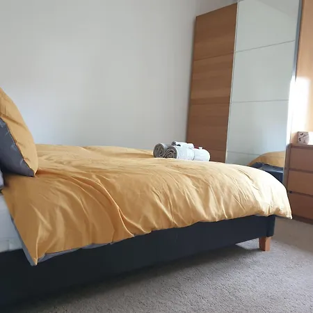 Luxury 1-Bed Apartment With Stunning City Views Perfect For Short Stays In London